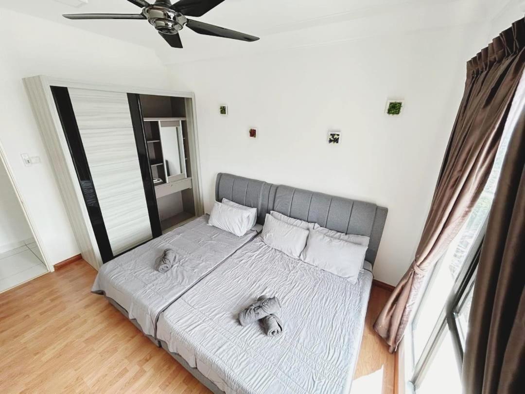 Platino Up To 10 Pax, Few Steps To Paradigm And Escape Jb Apartemen Johor Bahru