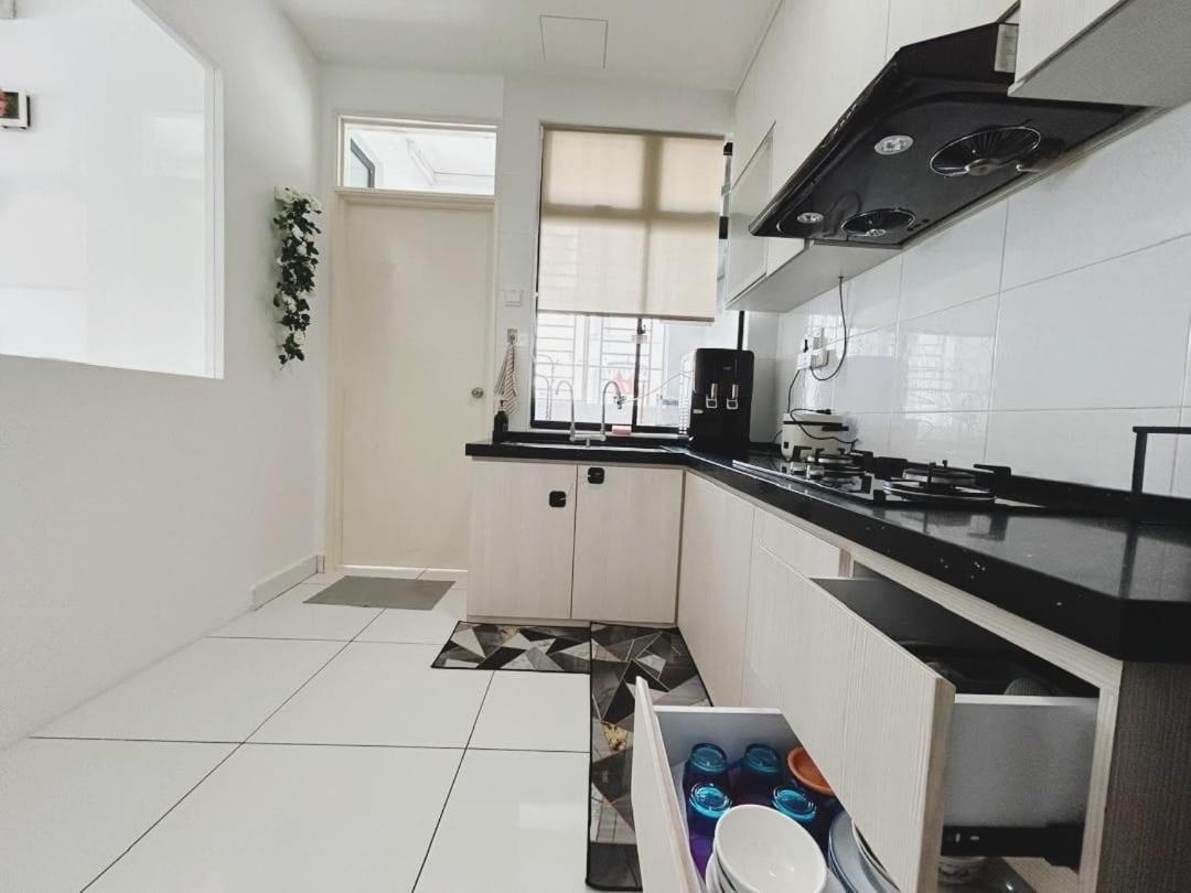 Apartemen Platino Up To 10 Pax, Few Steps To Paradigm And Escape Jb