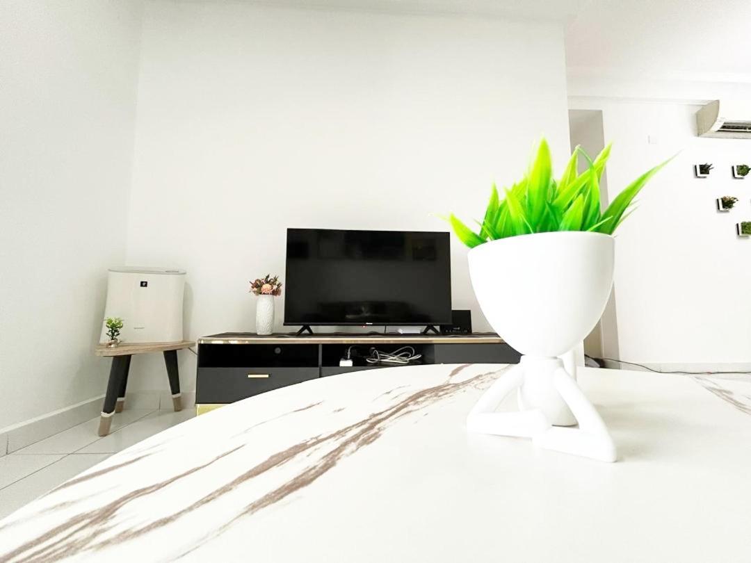 Platino Up To 10 Pax, Few Steps To Paradigm And Escape Jb Apartemen Johor Bahru
